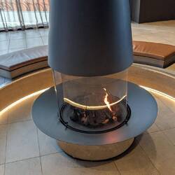 Die Norweger haben Humor. 29°C nördlich des Polarkreises und der Kamin brennt.