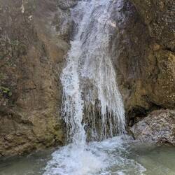Der erste kleine Wasserfall