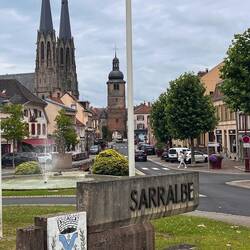 Rue Napoleon I: Kirche St.Martin Sarralbe, weit sichtbar, rechts daneben der Torturm