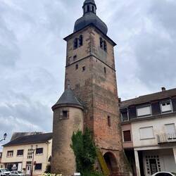 Torturm der Stadtbefestigung aus dem 12. Jh., direkt neben der Kirche St.Martin (Anfang 20.Jh)