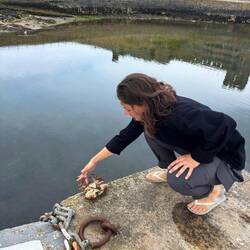Agnès qui tente de sauver un crabe🦀