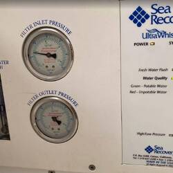 le panneau de commande du désalinisateur, à gauche le débitmètre, en GPH (gallons par heure). 10 GPH