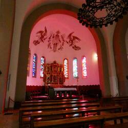 The modern nave with baroque altarpiece