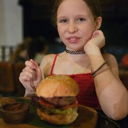 Neuerdings isst Emilia auch Burger... 😉