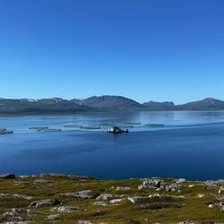 Eine der unzähligen Lachszuchtfarmen in den Fjorden.