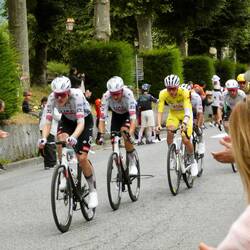 The Maillot Jaune of Tadej Pogocar, the current leader of the GC (and second today) with teammates