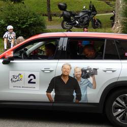 Norwegian TV2's car stuck at the checkpoint, with the presenter pictured remonstrating with security