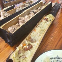 Le bambou est carbonisé, le riz est grillé sur les parois et gluant au centre. Indescriptible :)