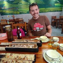 Repas de midi: poulet et riz mijotés dans un bambou! Incroyablement délicieux!