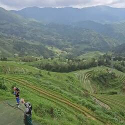 Les tenues traditionnelles Zhuangs avec diadème et ceinture travaillés en argent, tunique rouge.