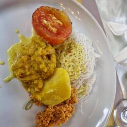 SrinLankan breakfast, 🤔 curry at 6.30 am...so ready for some weetbix 🤣😂