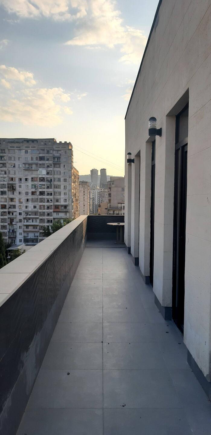 Der Balkon unserer Wohnung im 9. Stockwerk. Modern neben alt.
