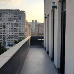 Der Balkon unserer Wohnung im 9. Stockwerk. Modern neben alt.