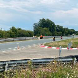 Zufällig an einem Motorradrennen vorbeigekommen