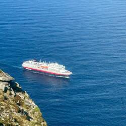 Ein Schiff der Hurtigrouten schaut vorbei