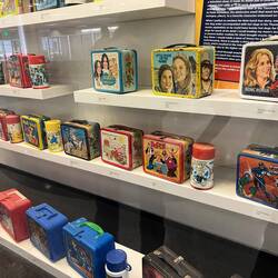 Alte Lunchboxen, hauptsächlich von Fernsehsendungen