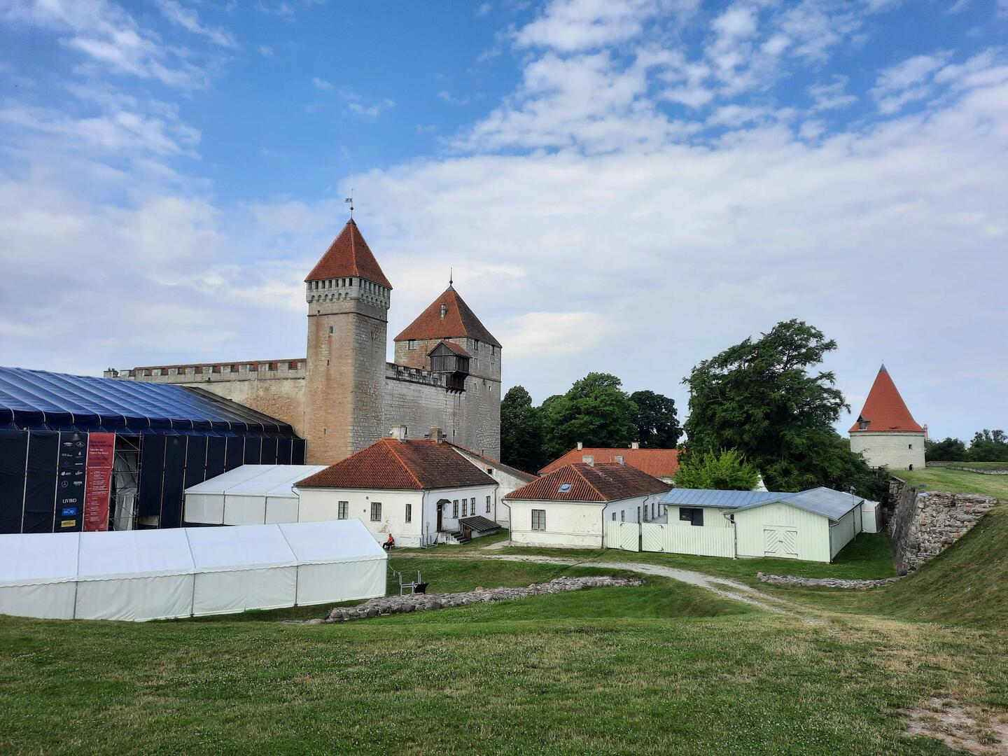 Die 2 markanten Türme und das Bühnenzelt der Sommeroperntage