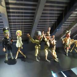 Partisanen-Marionetten mit Marlene Dietrich