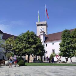 Burghof mit Turm