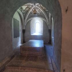 Königsgrab hinter dem Altar