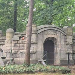 Verfallenes Mausoleum