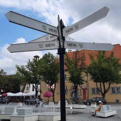 Wegweiser auf dem Marktplatz der Inselhauptstadt