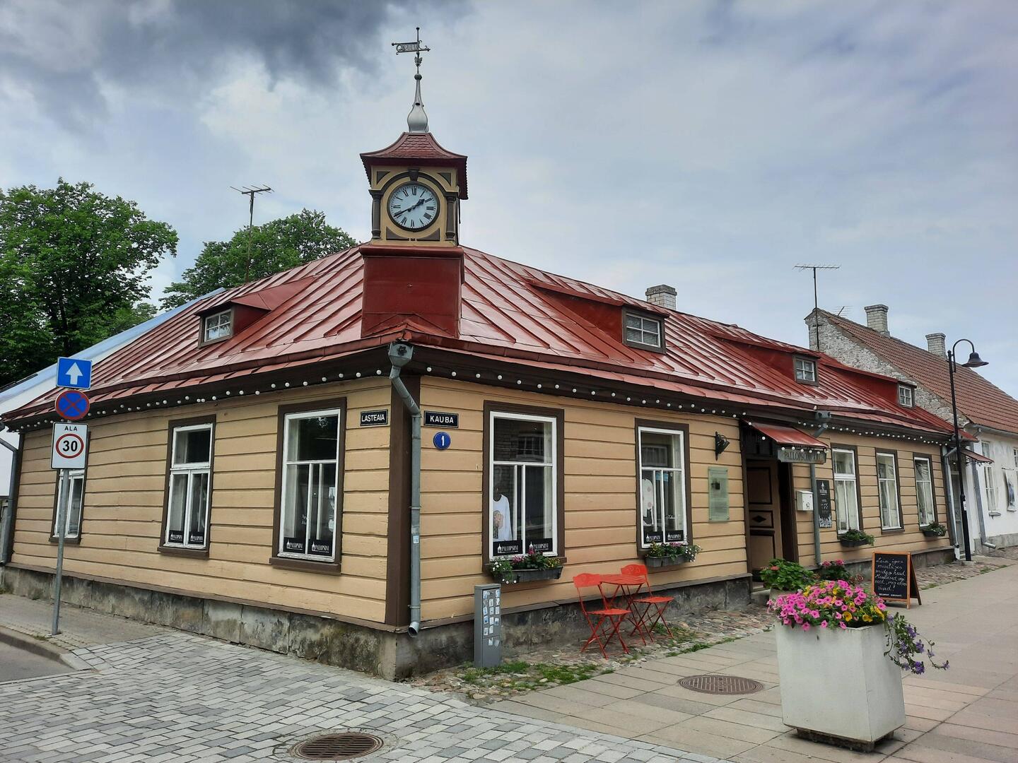 Das Uhrmacherhaus ist ein markantes Häuschen hier