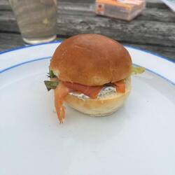 Lachburger zum Frühstück