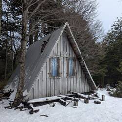 Hütte am Fuß des Vulkans