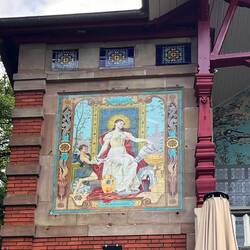 La Ceramique: Die Außenfassade des Casinos ziert eindrucksvolle Baukeramik