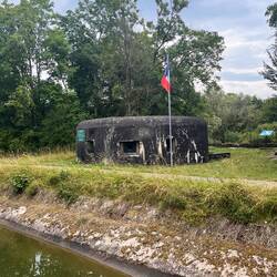 Bunker (le blockhaus), zur Überwachung der Ligne Maginot aquatique, Saarkanal-km 46 bei Herbitzheim