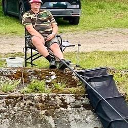Fischer mit Fischerhut, typisch am Kanal