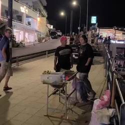 Auch hier in Himarë ist nachts ordentlich was los