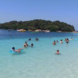 ... schafften es aber, eigenständig mit den Rucksäcken auf dem Kopf hinüber zu gehen 😊