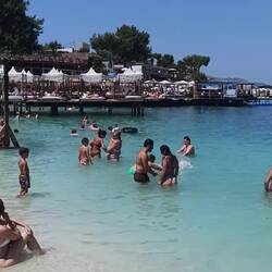 Menschenmassen in Ksamil