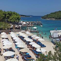 ... Wir hätten per Tretboottaxi auf die einsame Insel gegenüber gebracht werden können....