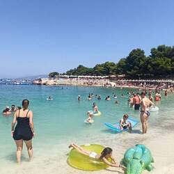 Die Wasserfarbe & der Sandstrand waren herrlich, aber insgesamt war es uns viel zu voll und zu laut.