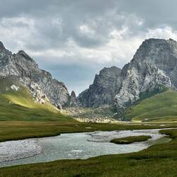 In der Mitte ist der natürliche Damm des Sees, da muss man rüber!