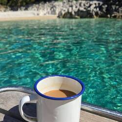 But coffee first, chouchou 😉