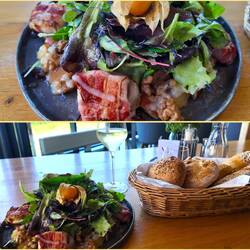 Mittagessen, Salat mit Ziegenkäse im Speckmantel und Baumnüssen