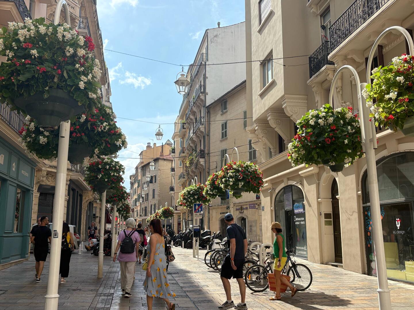 Toulon is known for its art works and flowers. These types of arrangements were in a lot of streets