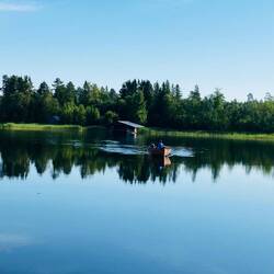 Ein netter Schwede kam vom Sommerhaus angerudert, es ergab sich ein nettes Gespräch