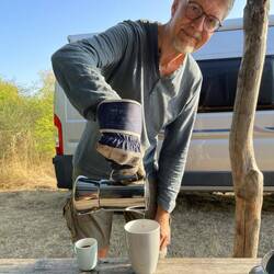 Letzter Kaffee auf dem Naturcampingplatz in völliger Ruhe