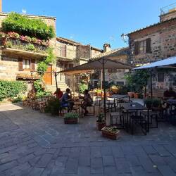 Midden het dorp het gezellige Piazetto del teatro.