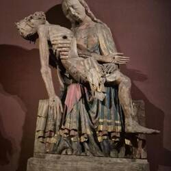 Marias Gesicht strahlt Trauer aus und lächelt, da sie weiss, dass Jesus auferstehen wird