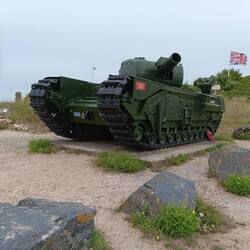 ein Panzer, der lange nach der Invasion aus dem Strand ausgegraben wurde