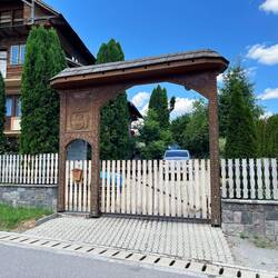 Das Hoftor ist mit schönen Schnitzereien verziert.