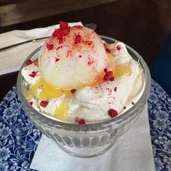 Lemon meringue ice cream sundae