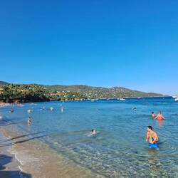 Glasklares Wasser und zum Glück noch schön erfrischend
