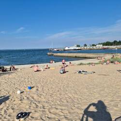 Sogar mit kleinem Strand vor der Tür der Wohnhäuser